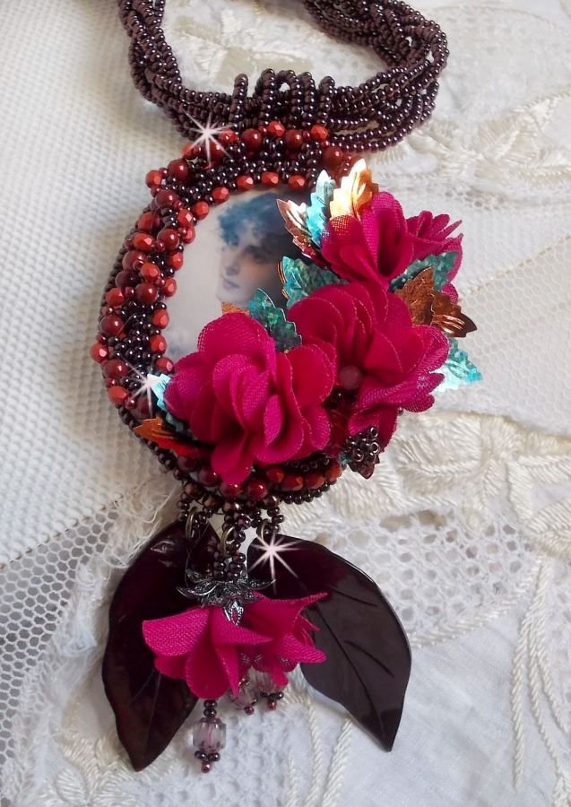 Belle Hélène Haute-Couture hanger ketting met stoffen bloemen en parelmoer bladeren
