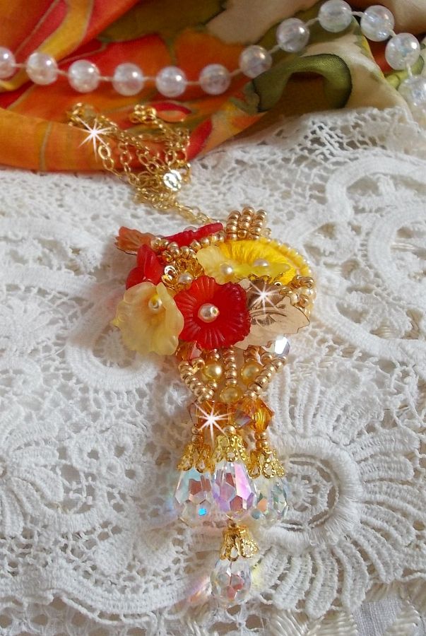 Gouden knop hanger ketting met verschillende kwaliteit kristallen en parels
