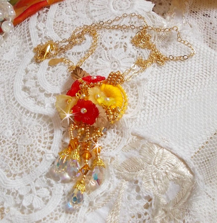 Gouden knop hanger ketting met verschillende kwaliteit kristallen en parels