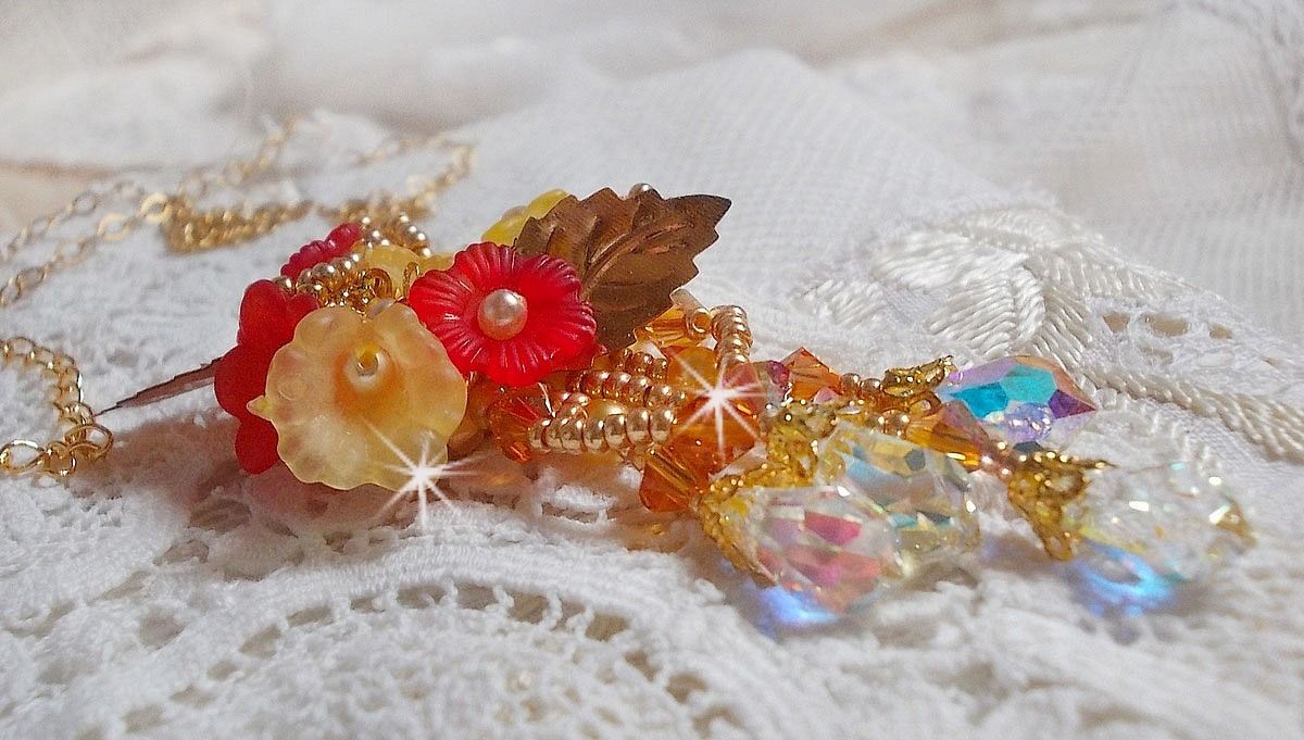 Gouden knop hanger ketting met verschillende kwaliteit kristallen en parels