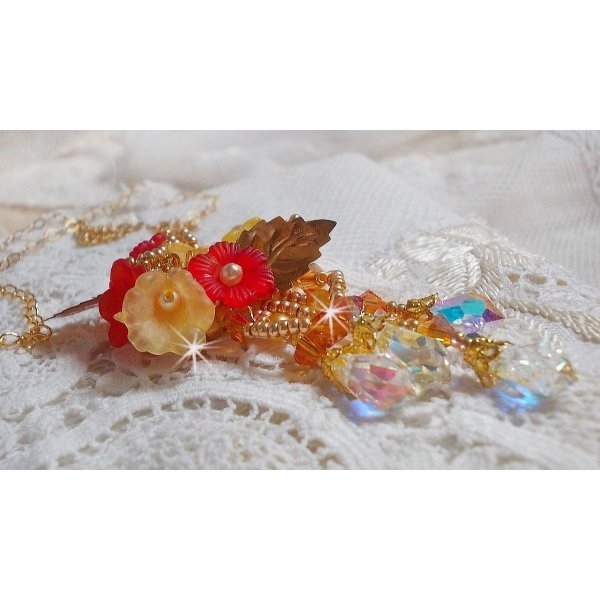 Gouden knop hanger ketting met verschillende kwaliteit kristallen en parels