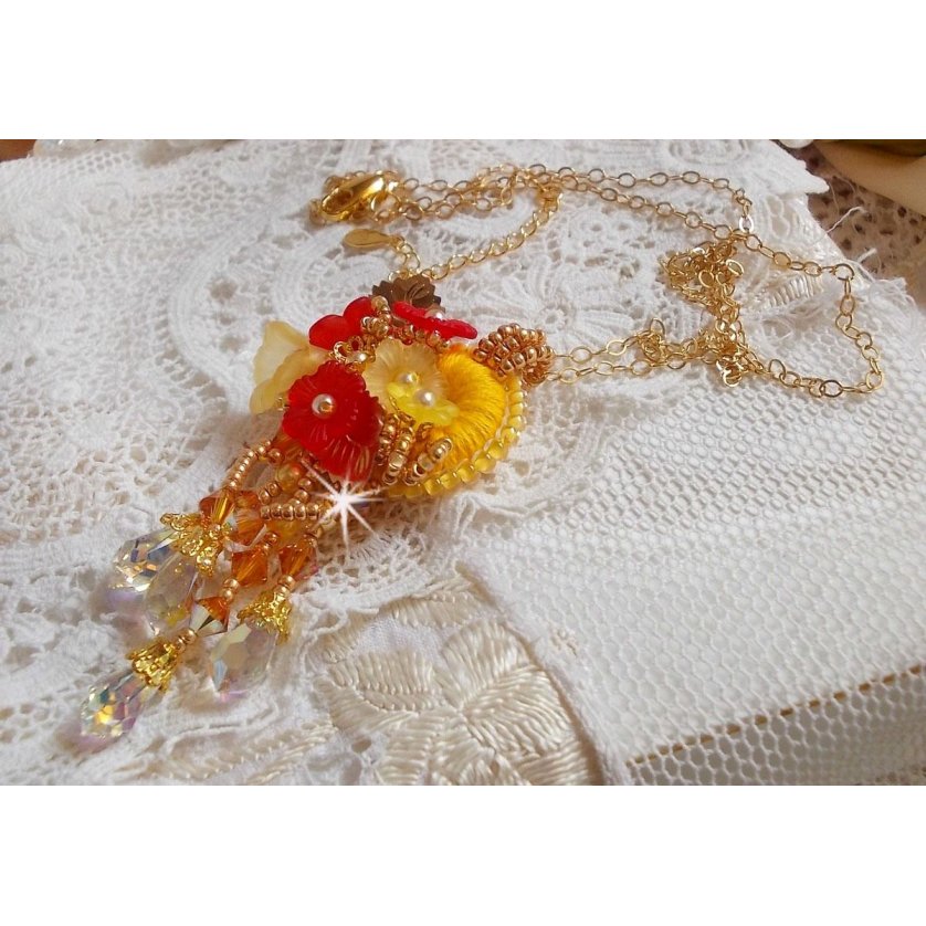 Gouden knop hanger ketting met verschillende kwaliteit kristallen en parels