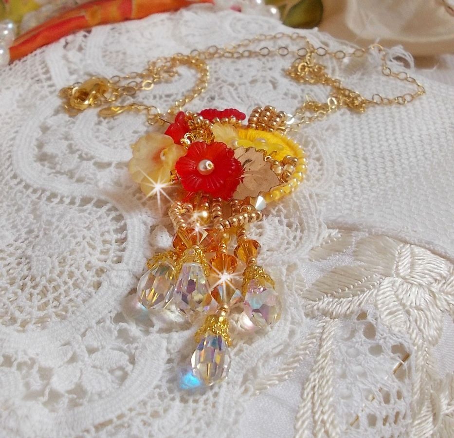 Gouden knop hanger ketting met verschillende kwaliteit kristallen en parels
