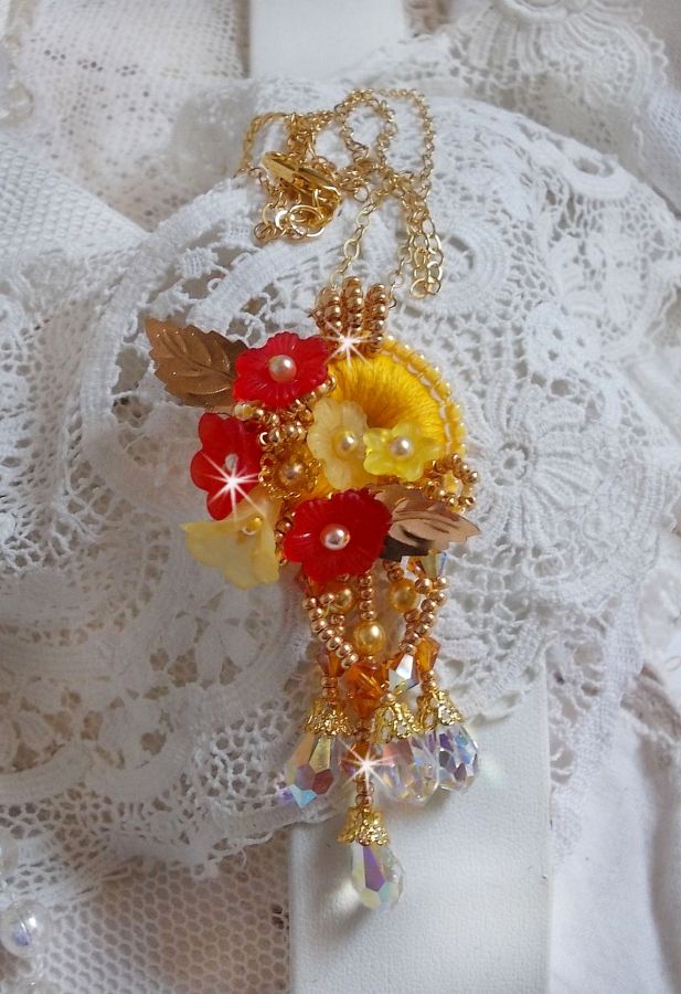 Gouden knop hanger ketting met verschillende kwaliteit kristallen en parels