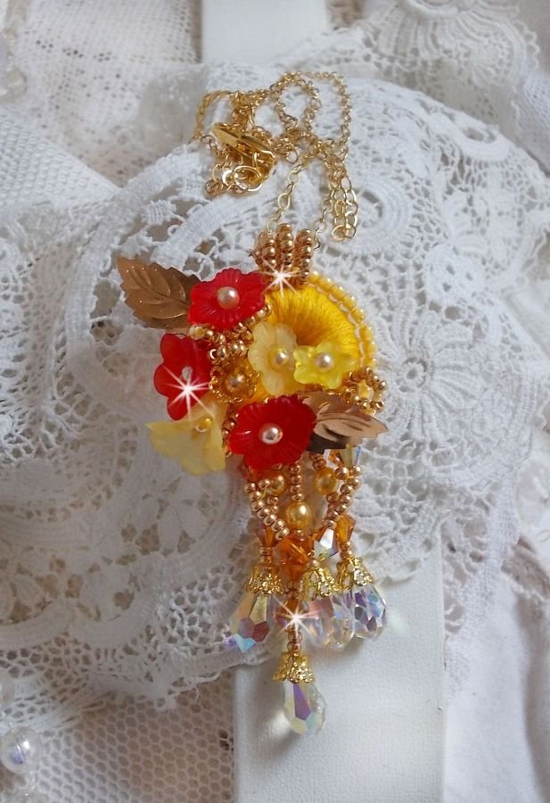 Gouden knop hanger ketting met verschillende kwaliteit kristallen en parels