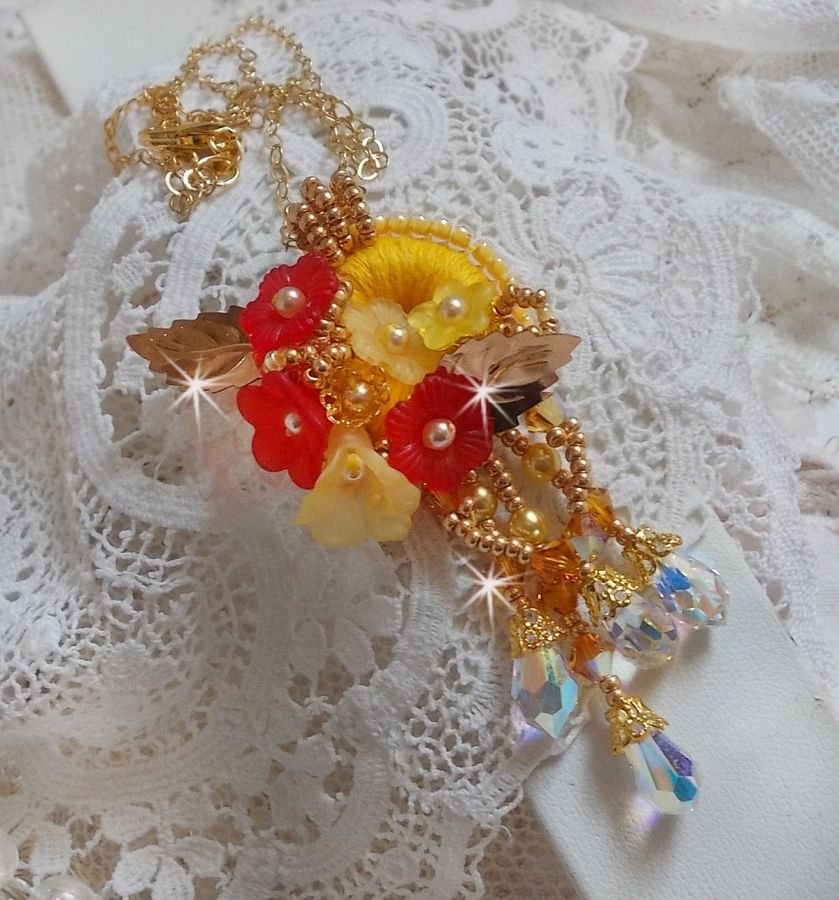 Gouden knop hanger ketting met verschillende kwaliteit kristallen en parels