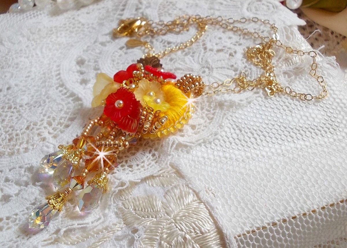 Gouden knop hanger ketting met verschillende kwaliteit kristallen en parels