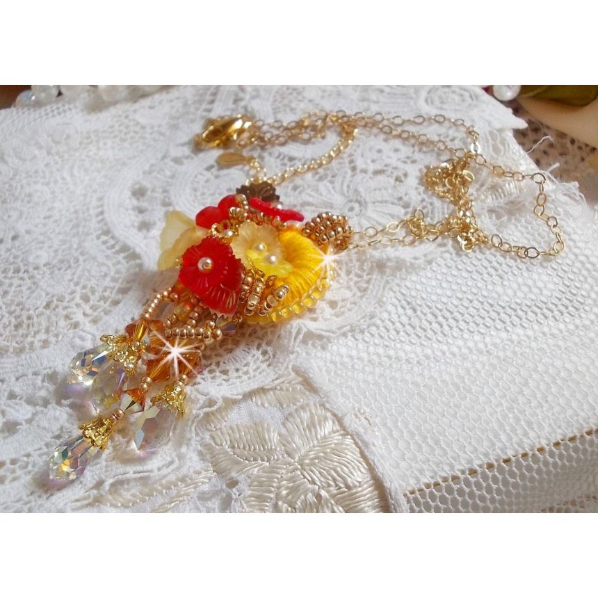 Gouden knop hanger ketting met verschillende kwaliteit kristallen en parels