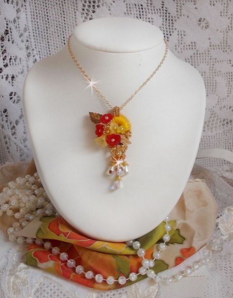 Gouden knop hanger ketting met verschillende kwaliteit kristallen en parels