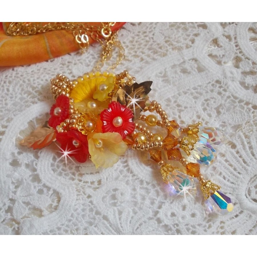 Gouden knop hanger ketting met verschillende kwaliteit kristallen en parels