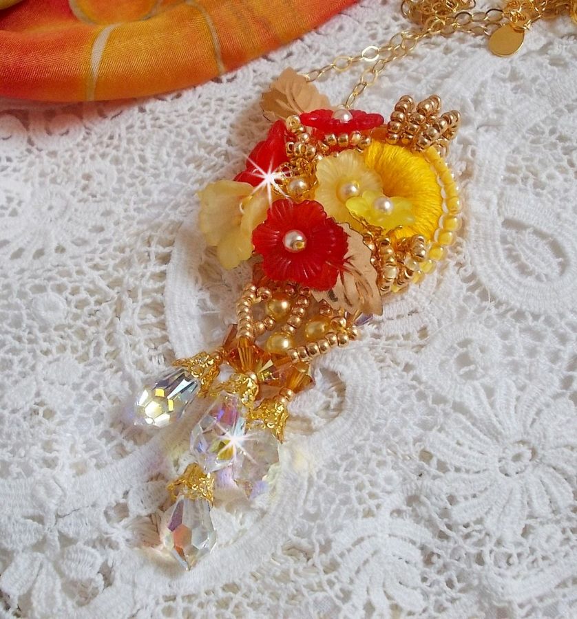 Gouden knop hanger ketting met verschillende kwaliteit kristallen en parels