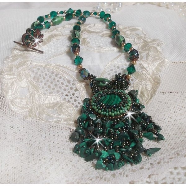 Smaragdgroene hanger geborduurd met Natuurlijke Malachiet cabochon en chips, kristallen, facetten en kralen