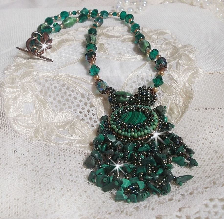 Smaragdgroene hanger geborduurd met Natuurlijke Malachiet cabochon en chips, kristallen, facetten en kralen