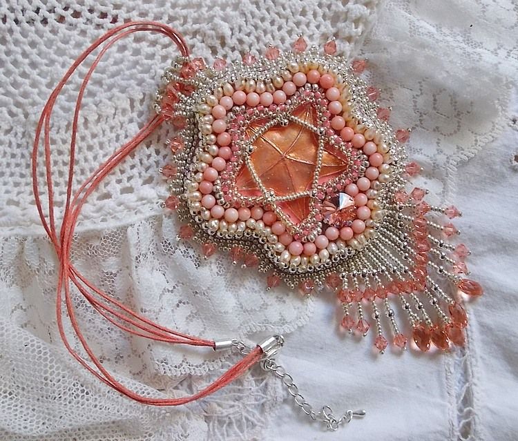 Koraal hanger ketting geborduurd met een metalen ster en gekweekte parels 