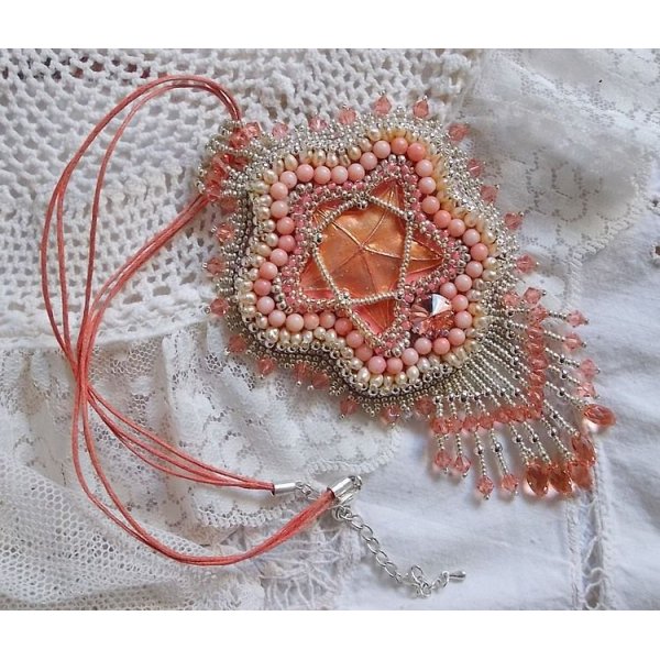 Koraal hanger ketting geborduurd met een metalen ster en gekweekte parels 