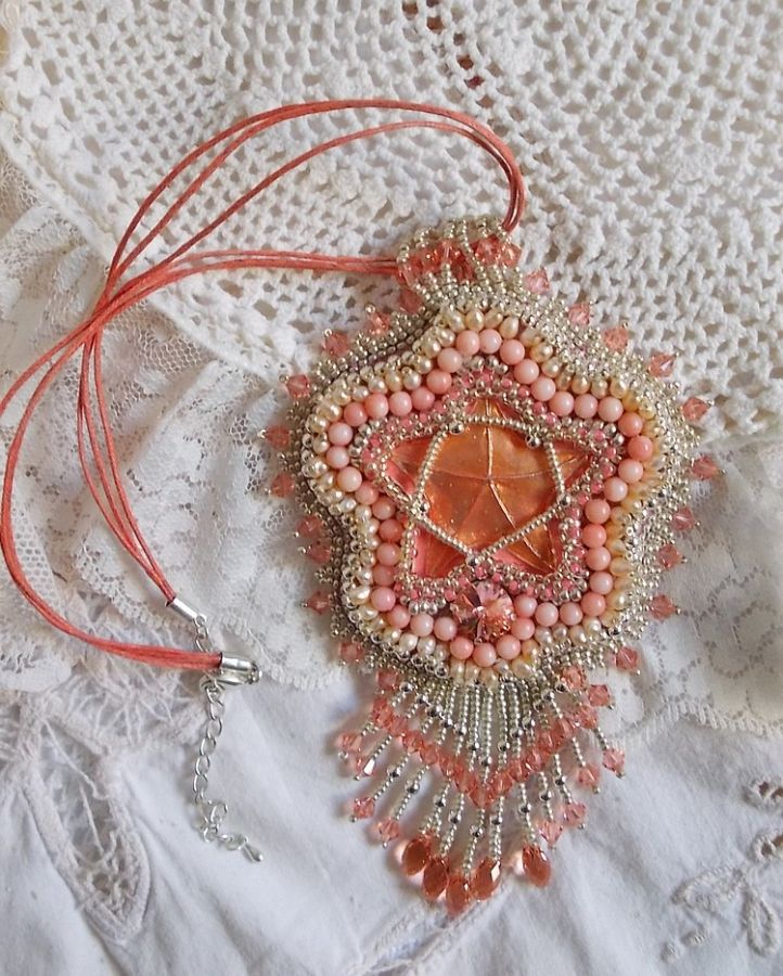 Koraal hanger ketting geborduurd met een metalen ster en gekweekte parels 