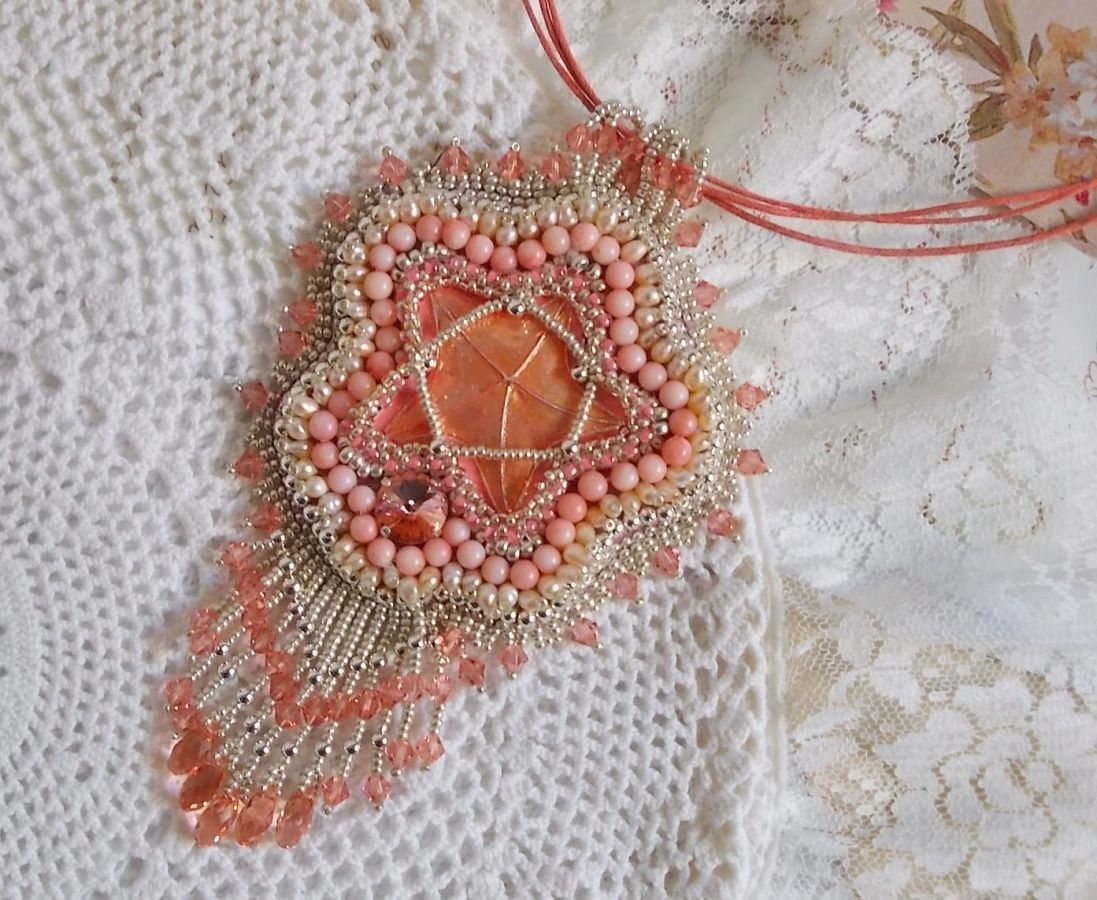 Koraal hanger ketting geborduurd met een metalen ster en gekweekte parels 