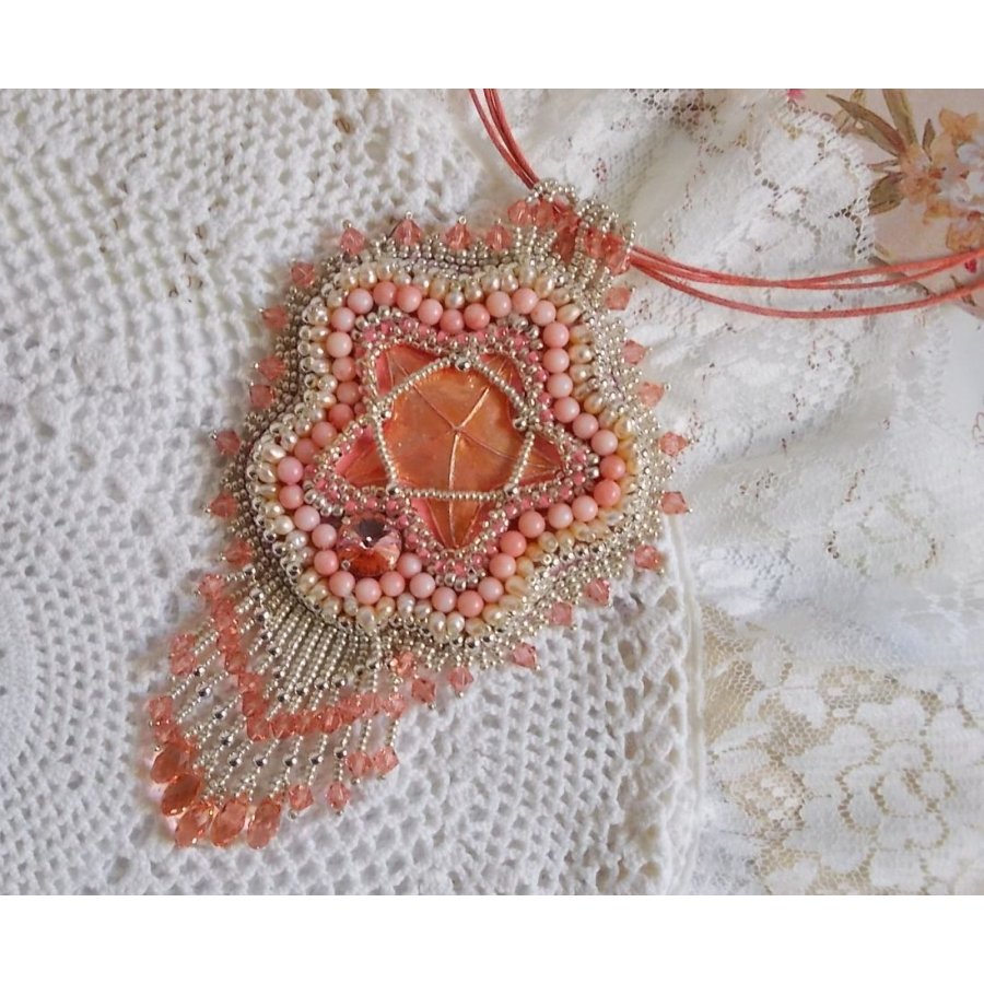 Koraal hanger ketting geborduurd met een metalen ster en gekweekte parels 