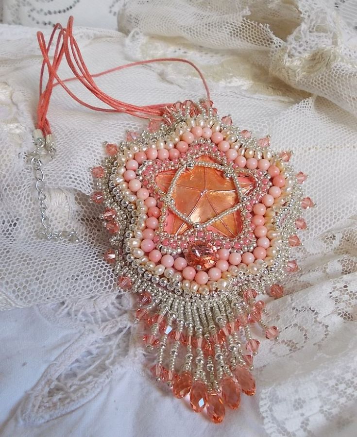 Koraal hanger ketting geborduurd met een metalen ster en gekweekte parels 