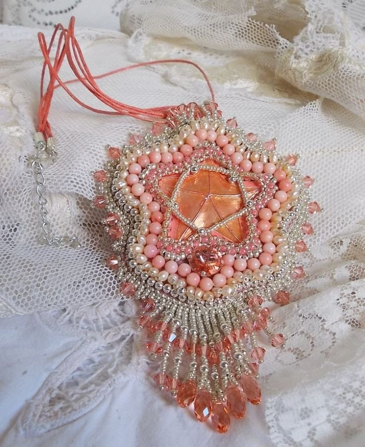 Koraal hanger ketting geborduurd met een metalen ster en gekweekte parels 
