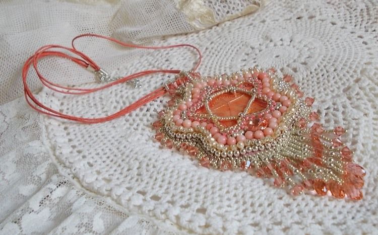 Koraal hanger ketting geborduurd met een metalen ster en gekweekte parels 