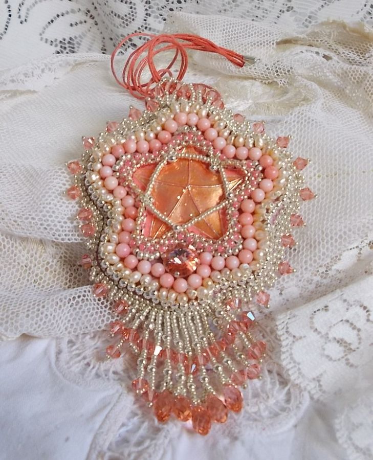 Koraal hanger ketting geborduurd met een metalen ster en gekweekte parels 