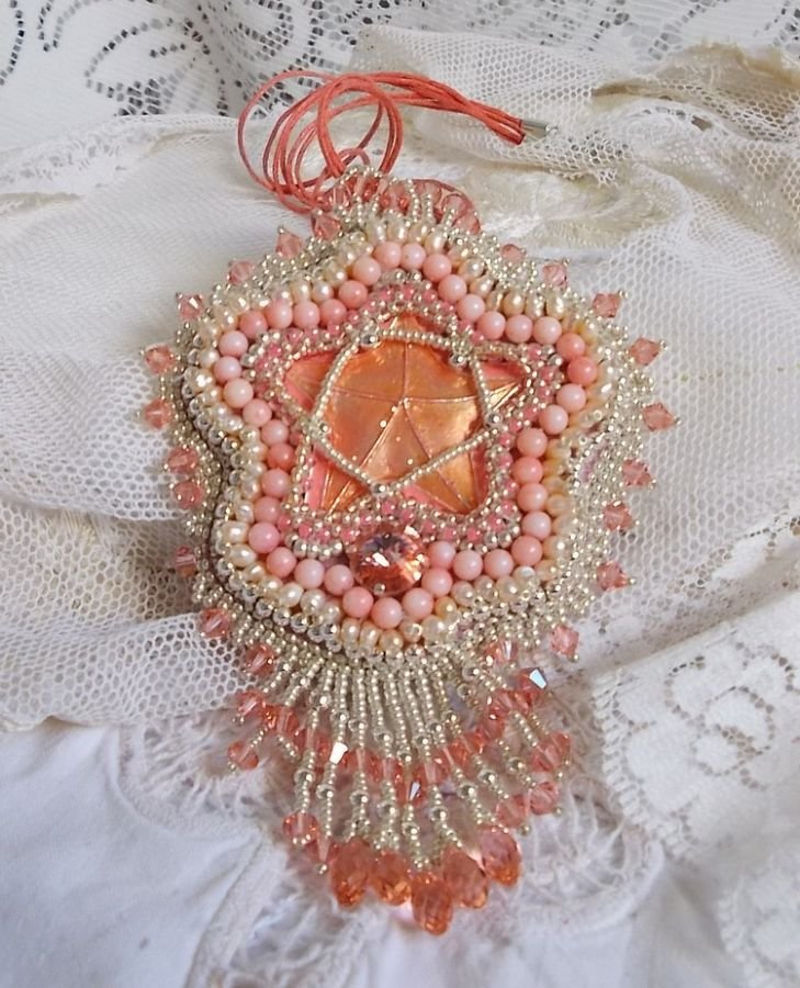 Koraal hanger ketting geborduurd met een metalen ster en gekweekte parels 