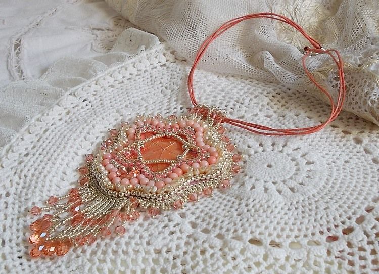 Koraal hanger ketting geborduurd met een metalen ster en gekweekte parels 