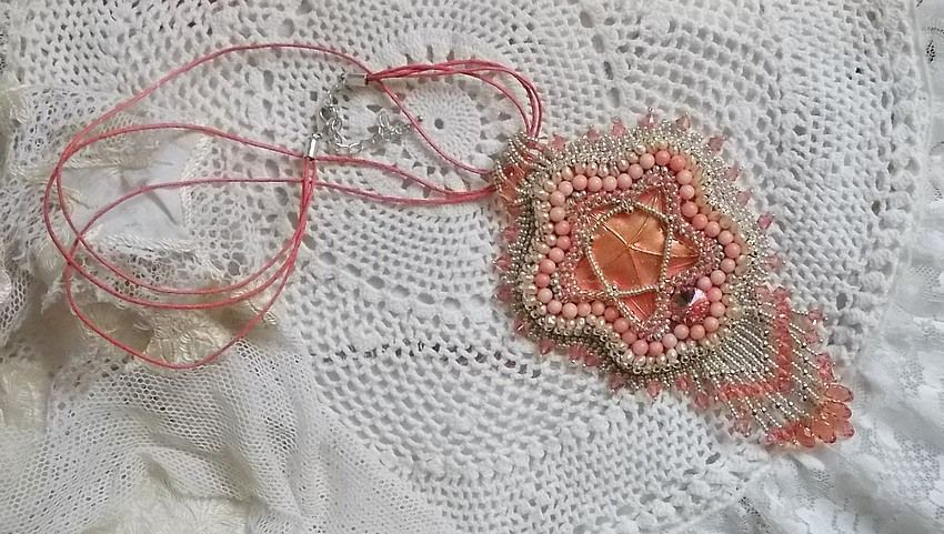 Koraal hanger ketting geborduurd met een metalen ster en gekweekte parels 
