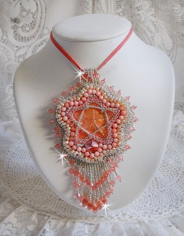Koraal hanger ketting geborduurd met een metalen ster en gekweekte parels 