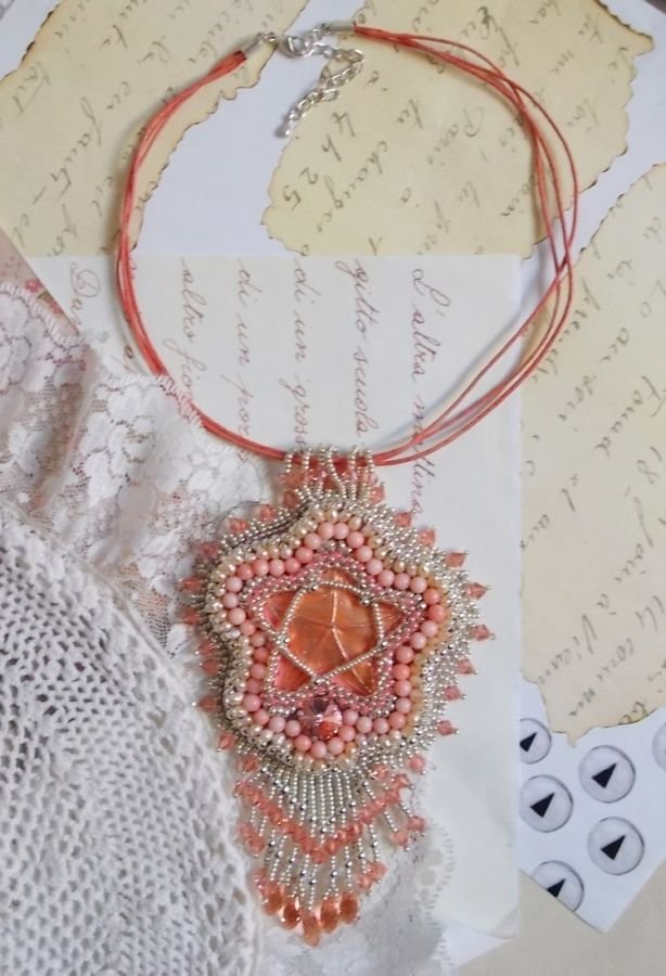 Koraal hanger ketting geborduurd met een metalen ster en gekweekte parels 