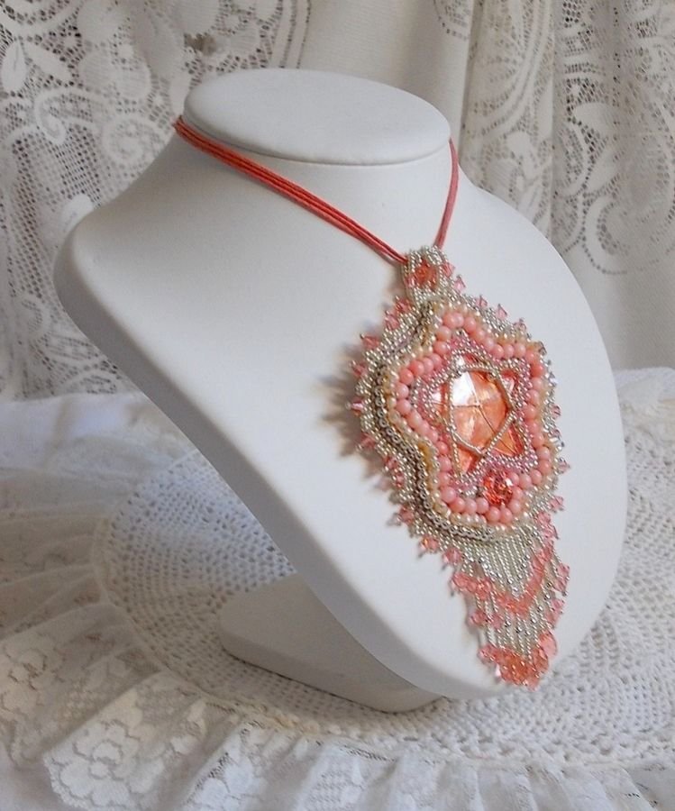 Koraal hanger ketting geborduurd met een metalen ster en gekweekte parels 