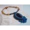 Corsica hanger ketting geborduurd met saffierblauwe agaat en beige rocailles