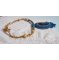 Corsica hanger ketting geborduurd met saffierblauwe agaat en beige rocailles