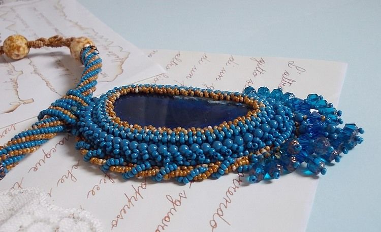 Corsica hanger ketting geborduurd met saffierblauwe agaat en beige rocailles