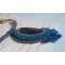 Corsica hanger ketting geborduurd met saffierblauwe agaat en beige rocailles