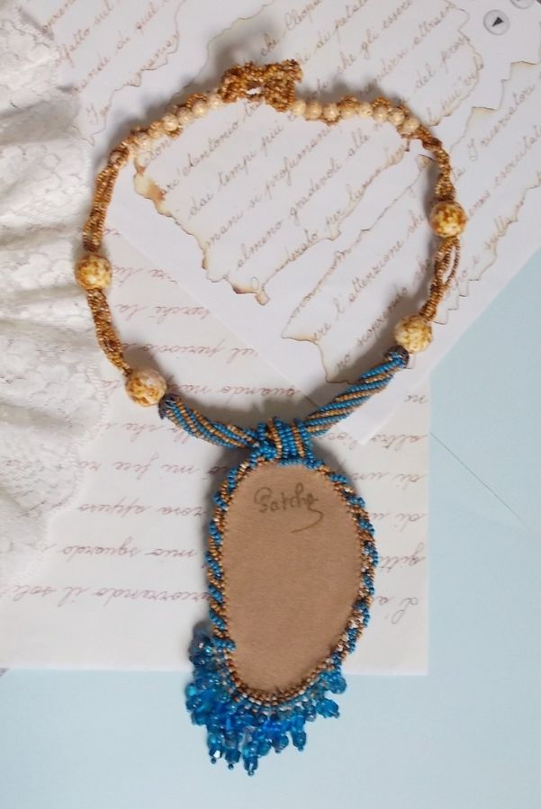 Corsica hanger ketting geborduurd met saffierblauwe agaat en beige rocailles