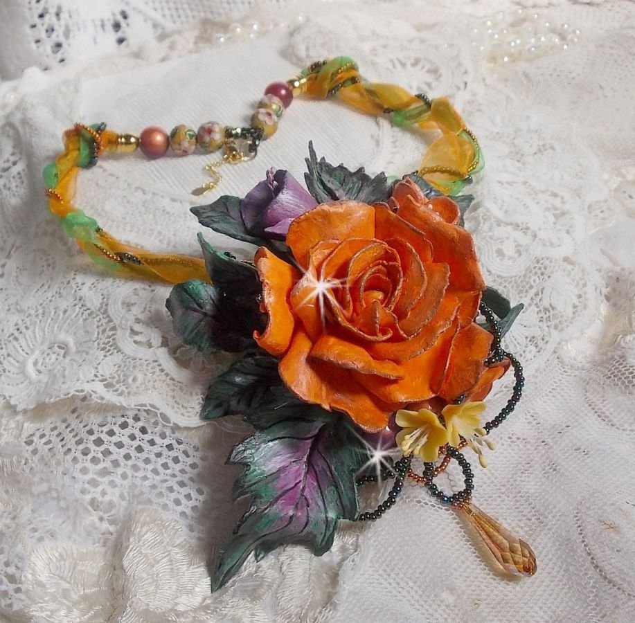 Douceur de Printemps hanger ketting gemaakt in koud porselein en diverse parels