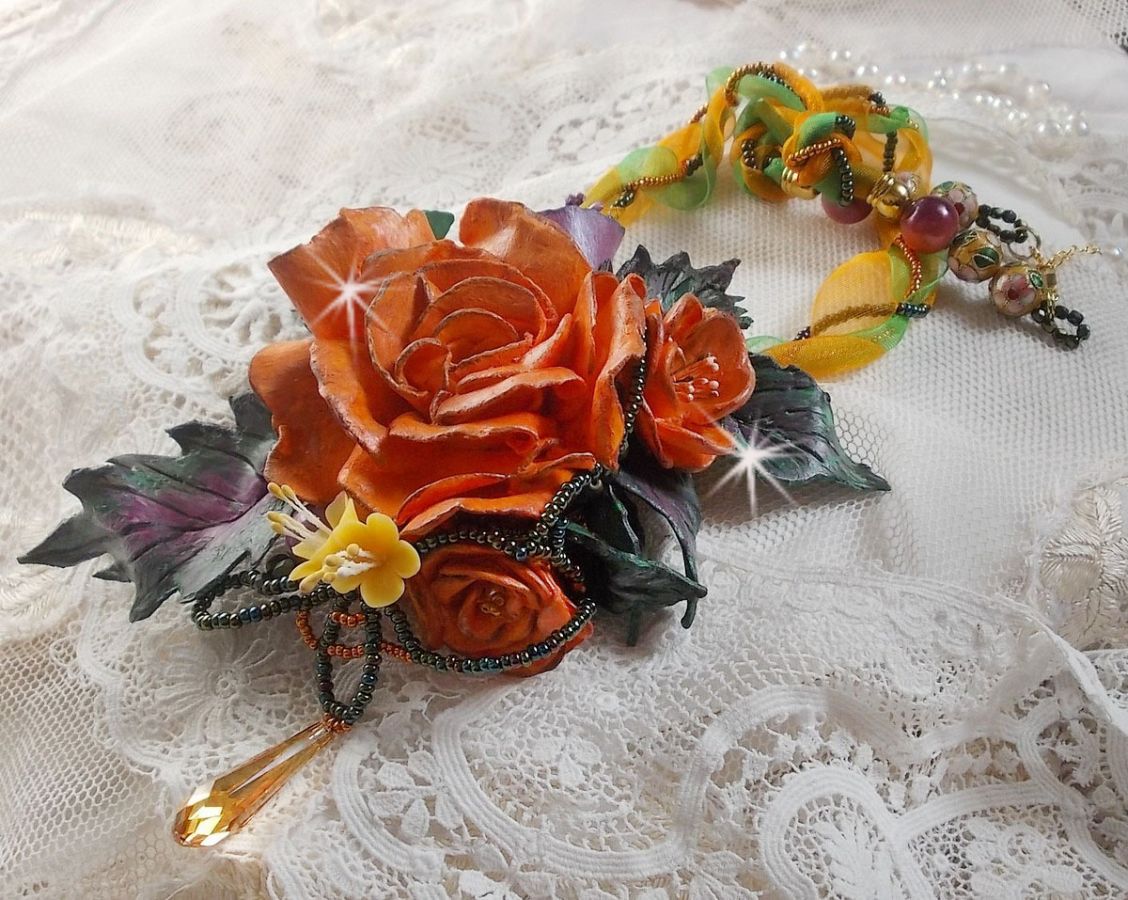 Douceur de Printemps hanger ketting gemaakt in koud porselein en diverse parels