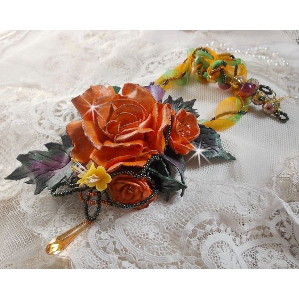 Douceur de Printemps hanger ketting gemaakt in koud porselein en diverse parels