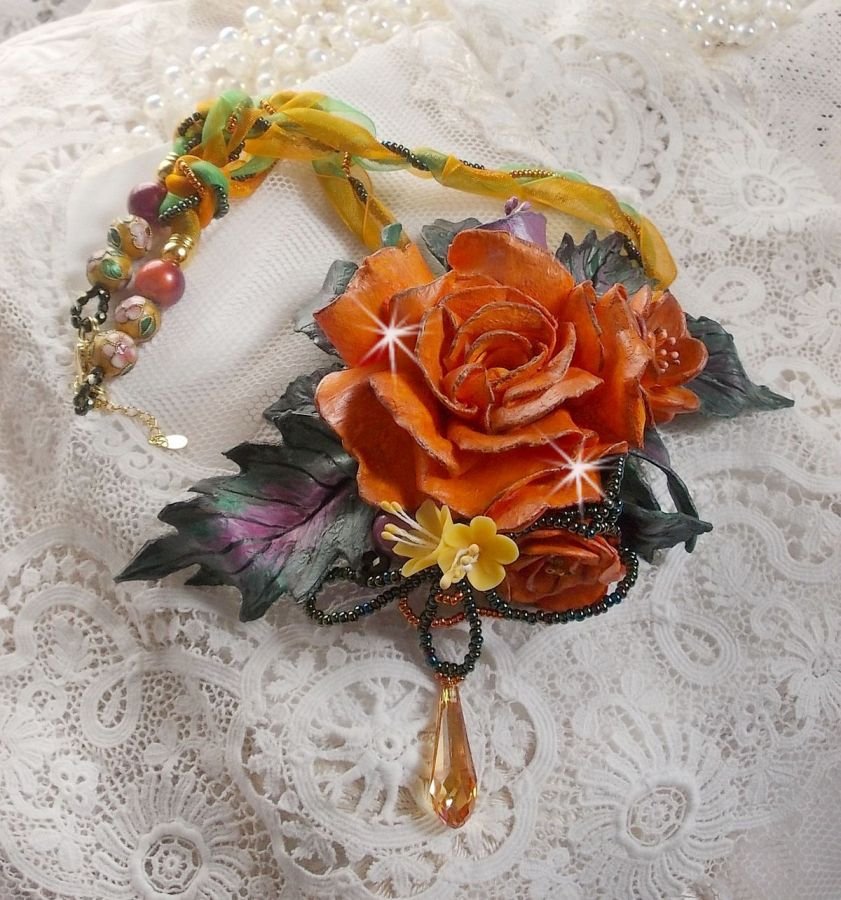 Douceur de Printemps hanger ketting gemaakt in koud porselein en diverse parels