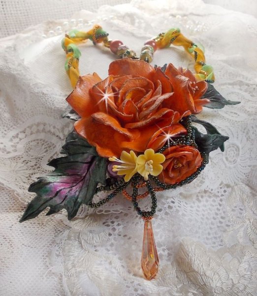 Douceur de Printemps hanger ketting gemaakt in koud porselein en diverse parels