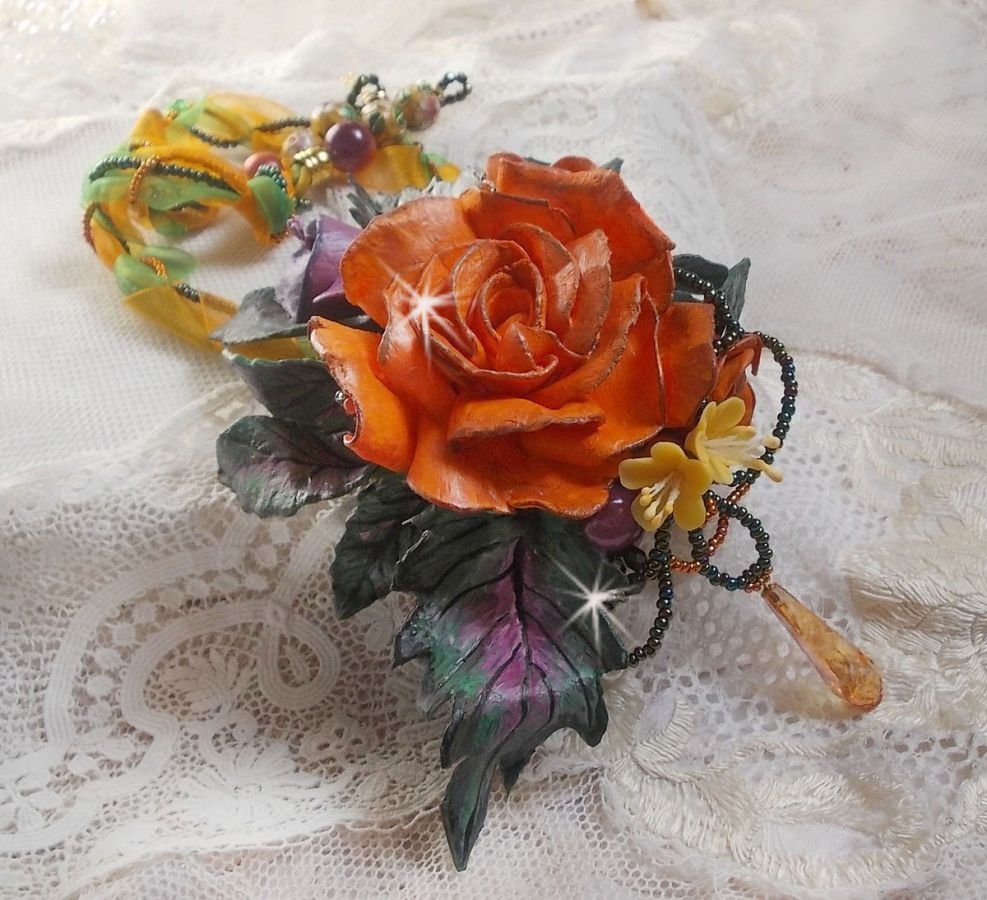 Douceur de Printemps hanger ketting gemaakt in koud porselein en diverse parels