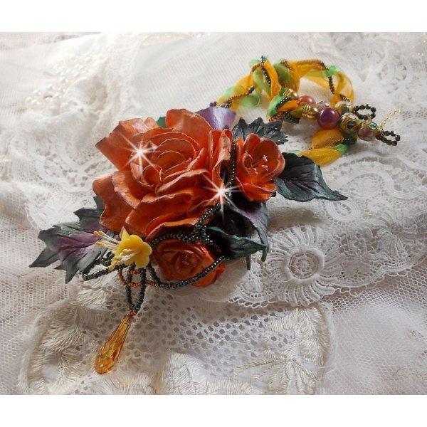 Douceur de Printemps hanger ketting gemaakt in koud porselein en diverse parels