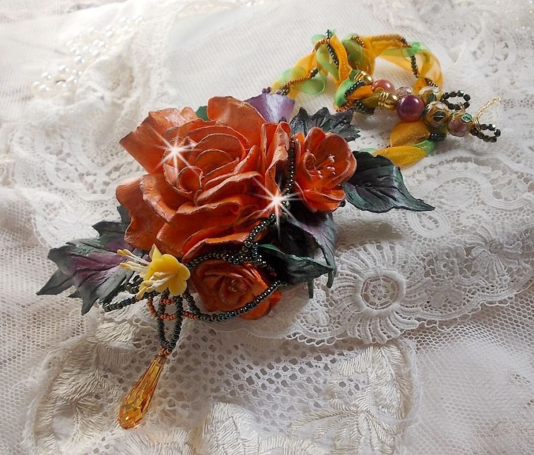 Douceur de Printemps hanger ketting gemaakt in koud porselein en diverse parels