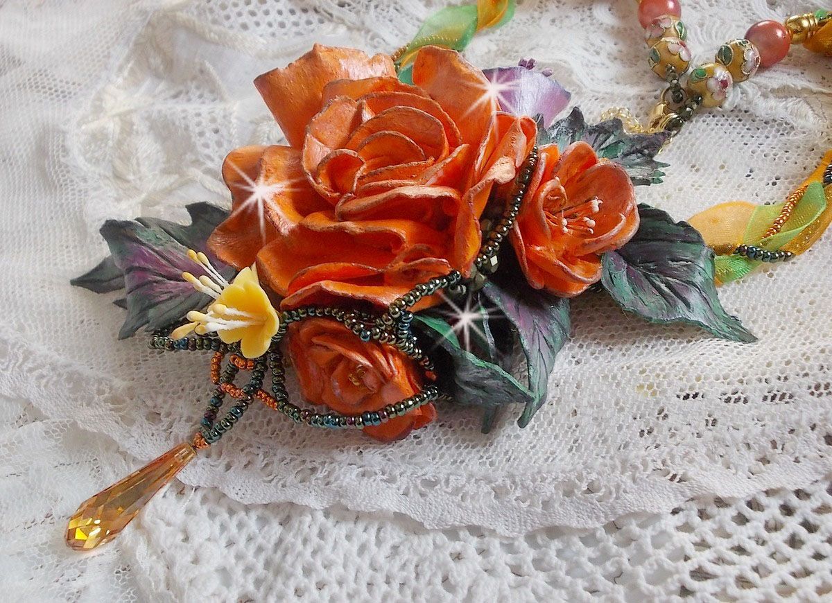 Douceur de Printemps hanger ketting gemaakt in koud porselein en diverse parels