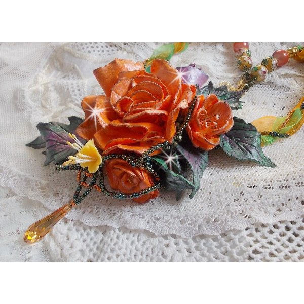 Douceur de Printemps hanger ketting gemaakt in koud porselein en diverse parels