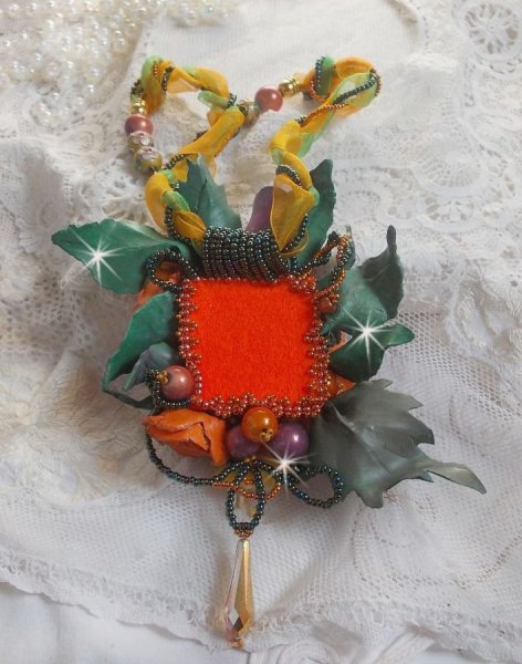 Douceur de Printemps hanger ketting gemaakt in koud porselein en diverse parels