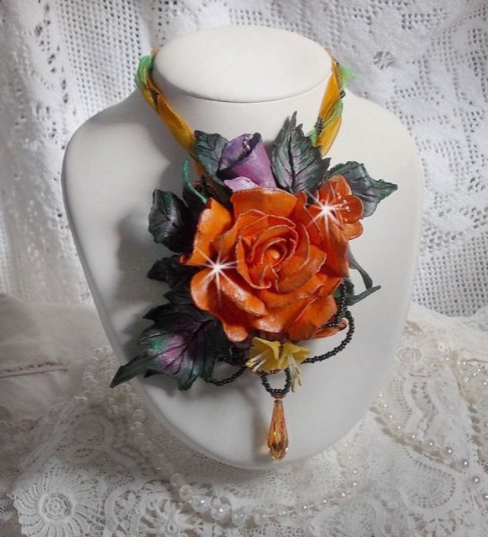 Douceur de Printemps hanger ketting gemaakt in koud porselein en diverse parels