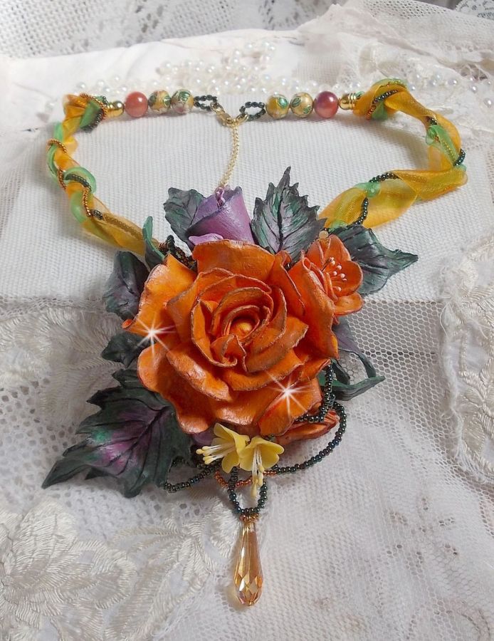 Douceur de Printemps hanger ketting gemaakt in koud porselein en diverse parels